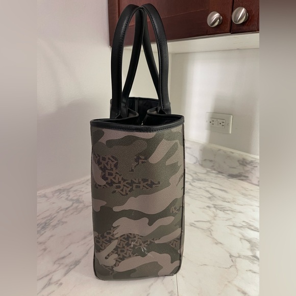 DKNY ARMY CAMO TOTE BAG - Picture 5 of 14
